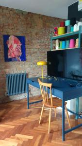 伦敦Charming bedroom in artist studio的一张蓝色的桌子和椅子
