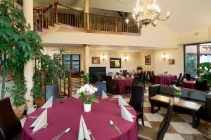 Owińska茉莉酒店 的用餐室配有带紫色桌布的桌子