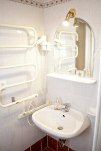 哈卡尼Lídia Hotel的白色的浴室设有水槽和镜子