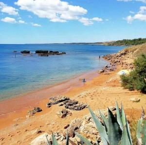 伊索拉迪卡波里祖托Agri B&B Terre Joniche的一片拥有岩石和海洋的沙滩
