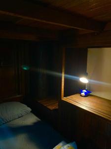 拜县Buzzas @ Pai Chan的一间设有床的房间,窗户上有一盏灯