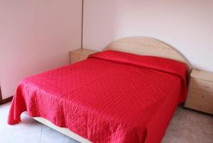比比翁Cozy charm near the beach - Beahost的一间卧室配有红色的床和2个梳妆台