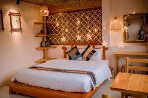 萨帕Sapa indigo inn的一间卧室配有一张大床和一张桌子