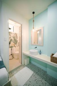 卢纳将军城BIG WAVES BOUTIQUE HOTEL SIARGAO的一间带水槽和镜子的浴室