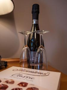 奇切斯特维斯特瑞酒店的桌子上放有一瓶葡萄酒和两杯酒