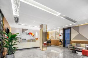 桂林Borrman Hotel Guilin Two Rivers and Four Lakes Beiji Plaza的大堂设有带沙发的客厅