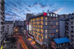 桂林Borrman Hotel Guilin Two Rivers and Four Lakes Beiji Plaza的城市中带有标志的建筑