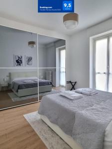 米兰Claro Apartments - Prampolini 12的一间卧室配有一张床和一面大镜子