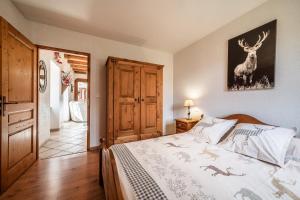 萨莫安斯Le Torrent des Lys的卧室配有一张床,墙上挂着鹿的照片