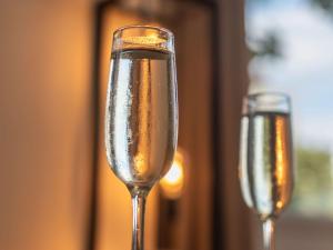 西布勒圣让德吕兹锡布尔宜必思酒店的桌子上坐着两杯香槟