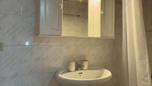 科孚镇Jason's House的白色的浴室设有水槽和镜子
