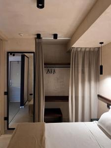 美洲海滩普拉亚祖尔公寓的一间卧室配有一张大床和镜子