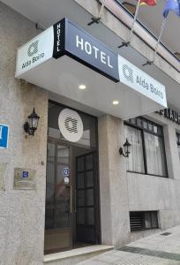 博伊罗Hotel Alda Boiro的大楼前的酒店标志
