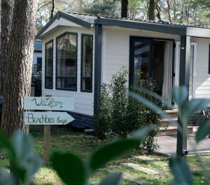 洪德洛Welkom in het beachbos I Onthaasten op de Veluwe的前面有标志的小房子