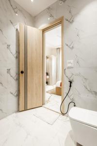 大诺伊达Lime Tree B&B Pari Chowk的白色的浴室设有卫生间和水槽。