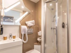 西布勒锡布尔圣让德吕兹宜必思经济型酒店的带淋浴、卫生间和盥洗盆的浴室