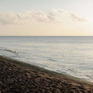 卡马利Afroditi Venus Beach Resort的海滩与大海相映成趣