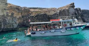 艾因西莱姆Comino Gozo Private Boat Trips Charters的船上的人在水中