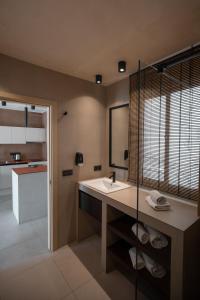 美洲海滩普拉亚祖尔公寓的一间带水槽和淋浴的浴室