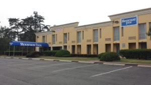 坎普泉Rodeway Inn Joint Base Andrews Area的酒店前的停车场