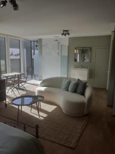 布兰肯贝赫Home Away的客厅配有白色的沙发和桌子