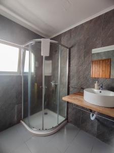 蓬塔德尔加达古老广场亚速尔旅馆的一间带玻璃淋浴和水槽的浴室