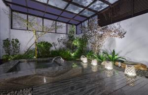 台中市朵茉行馆的花园内带灯光的室外热水浴池