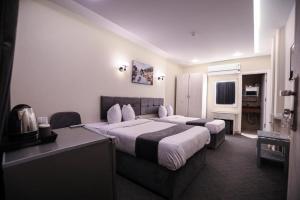 艾斯尤特Hotel Royal Plaza的酒店客房配有两张床和一张书桌