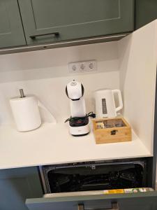 VergiaOASIS BEACH HOUSE的厨房柜台配有咖啡机和烤面包机