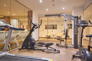 坎帕斯蒂利亚伊卢逊卡尔马Spa酒店的健身房,室内有3辆健身自行车
