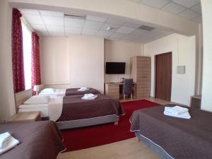 华沙SCSK祖拉威亚公寓的酒店客房设有两张床和一台平面电视。