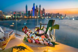 迪拜迪拜朱美拉五棕榈度假酒店的一张桌子上的糖果,享有城市美景