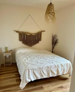 科蒂略Casa Tela Marinera的卧室配有带白色棉被的床