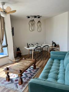 科蒂略Casa Tela Marinera的客厅配有蓝色的沙发和桌子