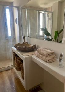 科蒂略Casa Tela Marinera的一间带水槽和镜子的浴室