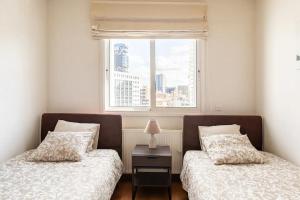 尼科西亚Warm Residence in the heart of the City Center - Balcony & view的带窗户的客房内的两张床