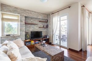 尼科西亚Warm Residence in the heart of the City Center - Balcony & view的客厅配有白色沙发和砖墙