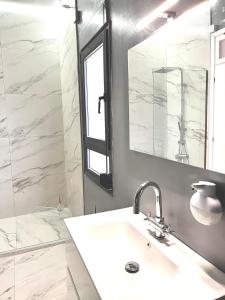 科莫蒂尼Crystal Clear - 2 separate bedrooms and PARKING的一间带水槽和镜子的浴室