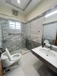 伊斯兰堡Luxury Villa in Islamabad Margala Hills Views的浴室配有卫生间、盥洗盆和淋浴。