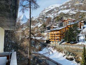 采尔马特Cosy Modern Apartment with balcony and Matterhorn View的从山景阳台上可欣赏到风景