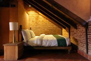 巴克塔普尔Manju Baha Hotel & Restaurant的卧室配有砖墙内的床铺