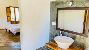 柳奇马约尔Fincatur South的浴室设有水槽和墙上的镜子