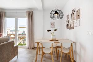 科尼尔-德拉弗龙特拉Apartamento Suite Arco Solo Parejas的客厅配有桌椅和沙发
