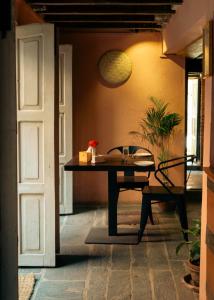 巴克塔普尔Manju Baha Hotel & Restaurant的门房里的桌子和椅子