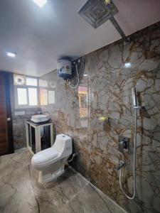 AberdeenKalapani Seaview Service Apartment的一间带卫生间和淋浴的浴室