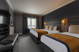 戈尔韦克莱巴恩酒店的酒店客房,设有两张床和一张沙发