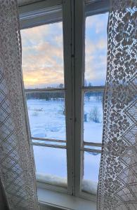 SörsjönNorrsjön的窗户享有雪覆盖的田野美景