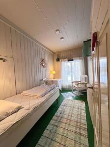 SörsjönNorrsjön的一间带两张床的卧室和地毯