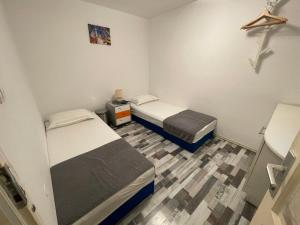 希贝尼克House Gorica的一间设有两张床的客房,