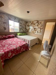 费拉迪圣安娜Flats com cozinha的一间带两张床的卧室和卫生间